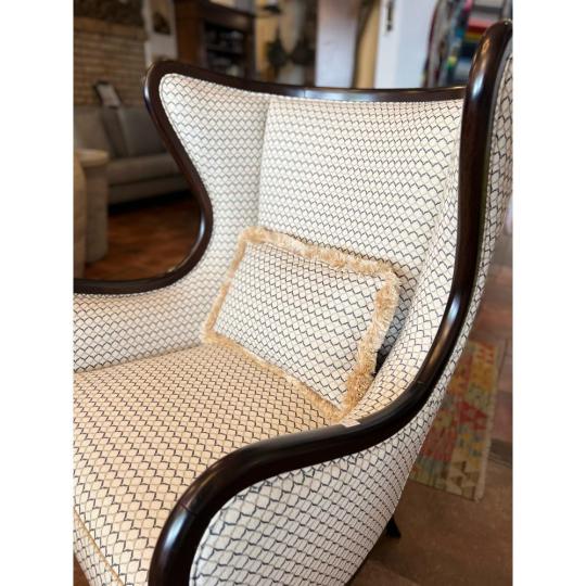 klasszikus fules hajlitott fa fotel egyedi karpitos butor polgari elegans luxus hajlitott fa lameridiana karpitos butorok nappali lounge szalloda.jpg
